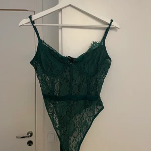 Grön spetsbody från madlady - En snygg spetsbody i grön färg från Madlady. Två knäppen i grenen. 