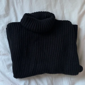 Stickad turtleneck - Svart stickad turtleneck från Monki i storlek S! Frakt tillkommer❤️