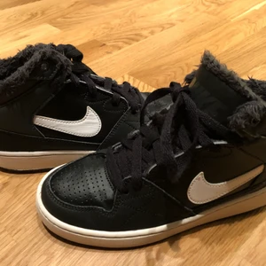 Snygga Nike skor som är fodrade❤️❤️ - Ett par Nice skor som är fodrade ❤️❤️Dom är i nyskick❤️säljer pga att dom är för små för mig❤️om många blir intresserad blir det bud men start priser är iaf 140kr❤️ska se vad frakten kostar❤️