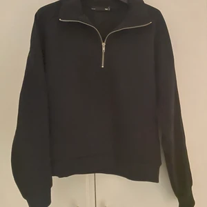 HALV ZIP UP - Trendig halv zip up från lager 157💓 Storlek Xs/S, 100kr! Endast använd 1 gång!