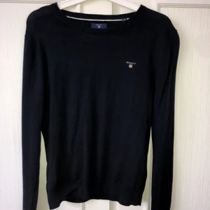 Gant tröja stickad - En fin mörkblå stickad tröja som är köpt på kids brandstore. Tröjan är i storlek 176 och är för liten för mig. Använd är väldigt sällan då den är lite kort på mig. (Är 185cm)