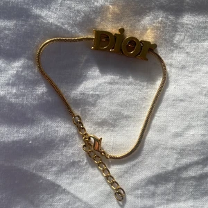 Dior armband - Säljer nu mitt fantastiska dior armband då det inte längre kommer till användning. De är ett vintage armband i superbra skick från dior köpt på vestiaire för 3000kr. Allting som kom med vid köp medföljer, dustbags, kvitto från vestiaire samt äktighetstag! 