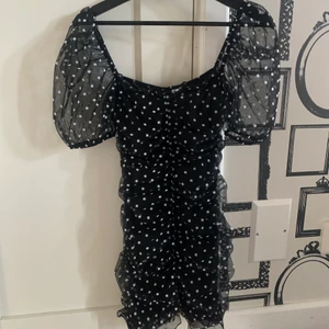 Prickig klänning  - Jättegullig ryschad klänning men ett lager tyll över, köpt på hm, något kort men annars sann i storleken😊 endast testad, andra bilden är lånad