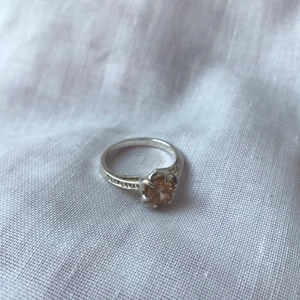 Ring stämplad 925 sterling silver - Silver pläterad ring med ljusorange sten, aldrig använd.💋 Stämplad 925 sterling silver. Ca 17mm i diameter. Perfekt alla hjärtans dag present!!🥰 Möts i slussen eller postas!