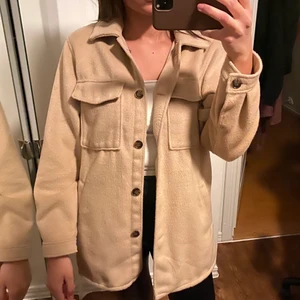 Overshirt jacka  - Jättefint skick, inköpt från HM förra våren ⚡️⚡️ andvänds tyvärr inte 🤍✨