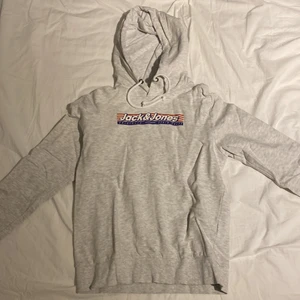 Hoodie, Jack & Jones - Säljer nu en hoodie som blivit för liten för mig! Den är i storlek xs/s!