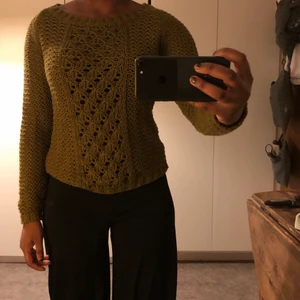 Stickad tröja strl XS - Säljer en olivgrön stickad tröja. Den är inte super varm men super sköön. Använd högst 3 ggr och vintage 💚
