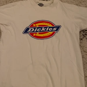 Dickies tshirt  - Dickies tshirt. Passar en Xs-S. Trycket är lite bortskavt men annars bra kvalite. För mer info och bilder, skriv!