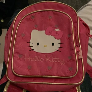 Hellokitty ryggsäck - Supergullig väska jag använt under sommarn passar mig och köpt på secondhand!!