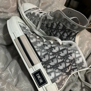  dior skor - Super snygga dior skor, Aldrig använt, Kan inte garantera äktehet då kvittot saknas,Lägg gärna bud. Skriv privat för mer frågor osv osv 💙 OBS! Lådan är inte kvar 