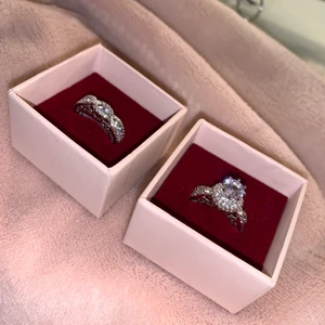 Diamant ringar  - Jätte fina ringar, helt oanvända ändast testade. Säljer då dem var för stora på mig. Ringarna är 17mm. Skriv gärna om ni önskar fler bilder! Bud från 50kr! 💙