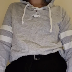 Tun tröja - Mjukt tyg på insidan som ännu inte har förstörts av tvättar.