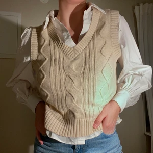 Stickad väst  - Stickad väst ifrån Monki, mycket bra skick då endast använd ett fåtal gånger. Storlek M 