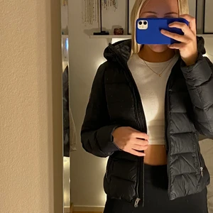 Jacka från Rock and Blue - Svart jacka från Rock and blue, tror de är modellen chill down, storlek 36. Köptes för några vintrar sen och är väl använd, dock inga tydliga defekter förutom lite smink uppe vid kragen. Pälsen är avtagbar (bild 1). Skicka privat vid frågor eller för fler bilder❤️‍🔥