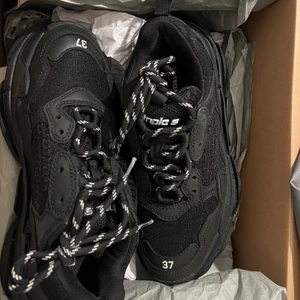 Balenciaga  - Balenciaga skor i storlek 37 men stora i stoleken så de passar en 38. Skorna är använda några gånger men fortfarande jätte fräscha. Kvitto medföljee