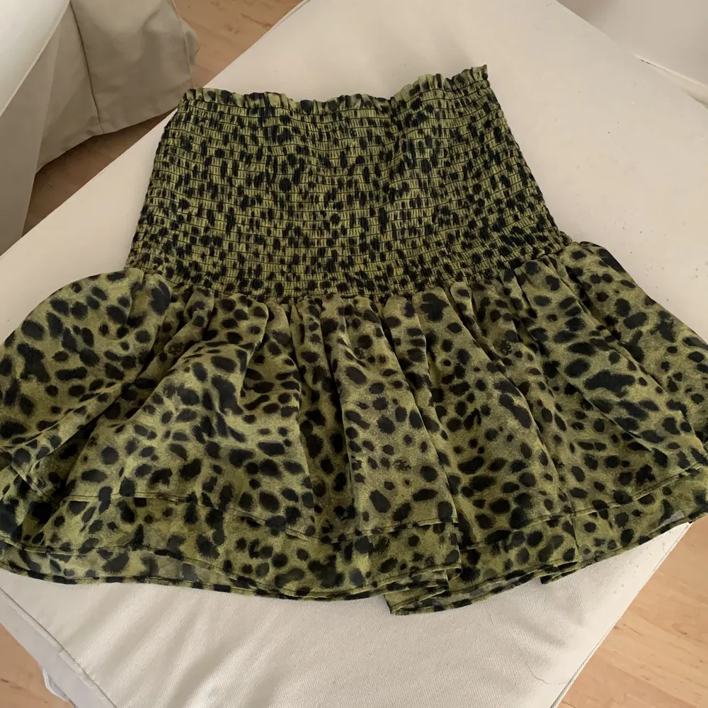 Säljer denna snygga volang kjol från H&M då den inte kommer till användning! Storlek s. Köparen står för frakt!💖. Kjolar.