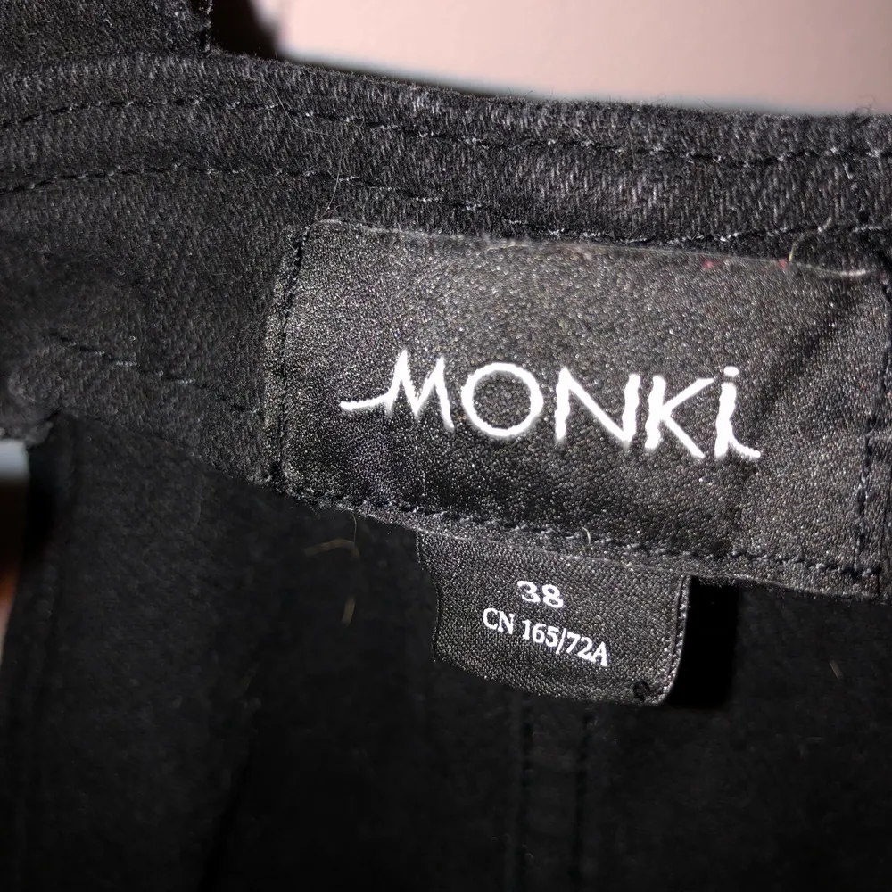 Söt hängselkjol från Monki, strl 38, okej skick, säljer då den är för stor för mig!. Kjolar.