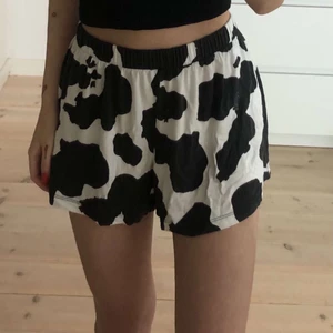 Pyjamasshorts komönster - Supersköna komönstrade shorts, storlek S men väldigt stretchiga. Fint skick
