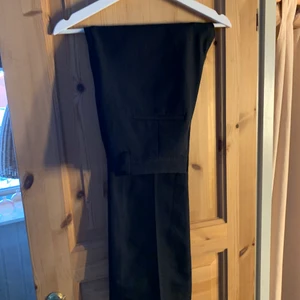 BikBok kostymbyxor svart storlek 42 - Svarta kostymbyxor från bikbok som knappt är använda. Byxorna är i väldigt fint skick. Säljer pga att jag har väldigt många svarta kostymbyxor. Betalning sker via Swish och köparen står för frakten💞