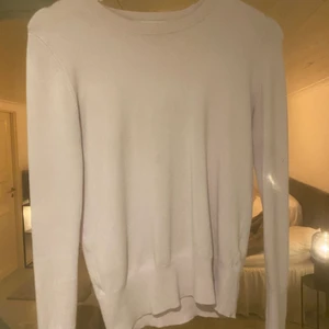 Tröja  - Säljer min jätte snygga ljus lila törja som är hur skön som helst. Den är i gott skick och säljer den för 100kr+62kr frakt