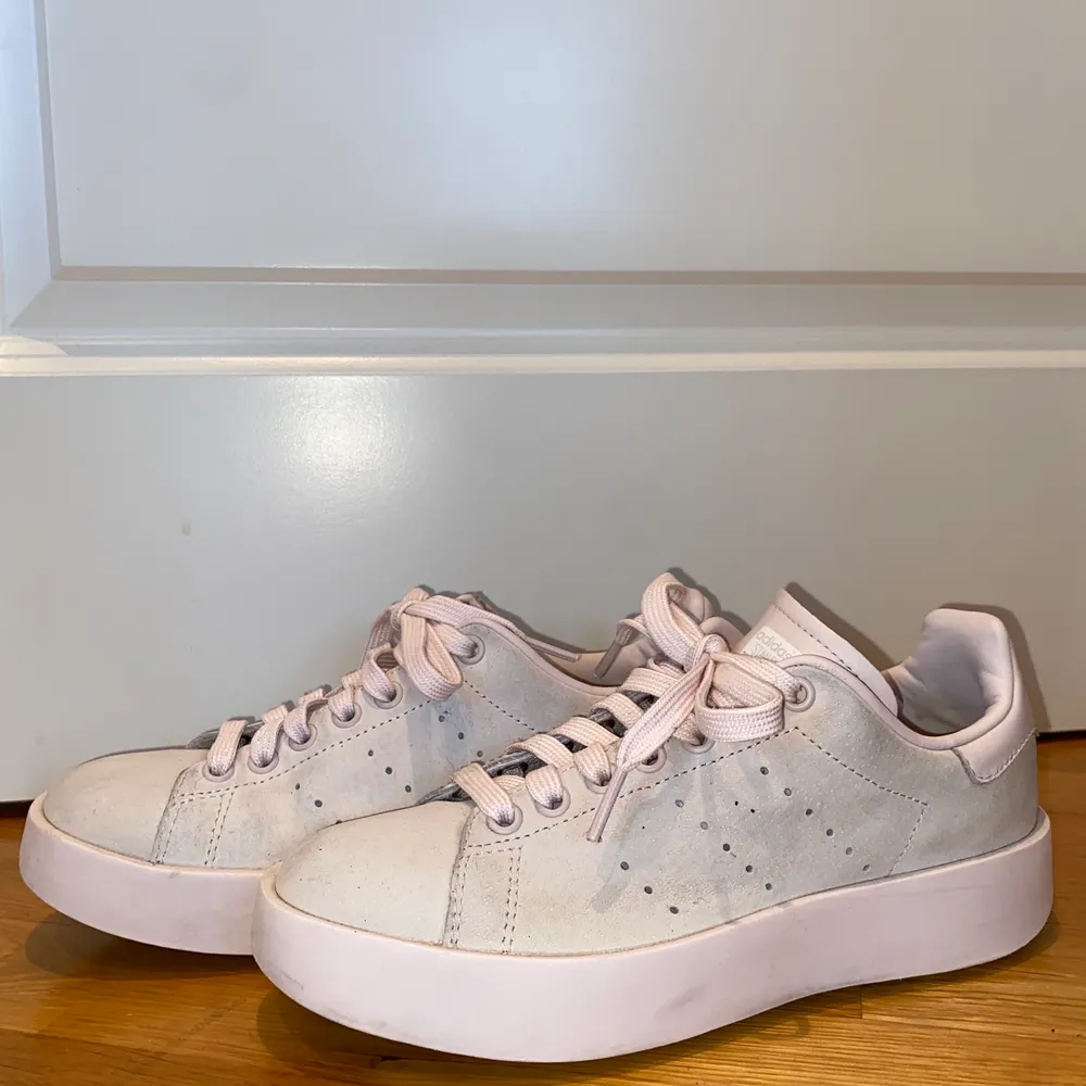 Adidas stan Smith sneakers i fin rosa och grå färg, köpte för något år sedan, är använda men är i bra skick.                 Nypris 1299 kr. Skor.