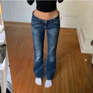 jeans -  Lågmidjade jeans. Assköna o snygg passform samt lite stretchiga. Midjemått tvärs över: 38 cm. Innerben: 86. ! Första bilden visar färgen bäst. (Lånade bilder från förra säljaren, ElsaLouise)