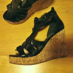 Sandaler med kilklack i 