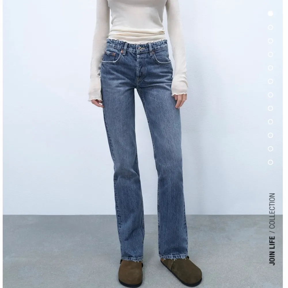 Säljer mina jeans från zara i storlek 32. Sparsamt använda. Buda från 300 kr🥰. Jeans & Byxor.