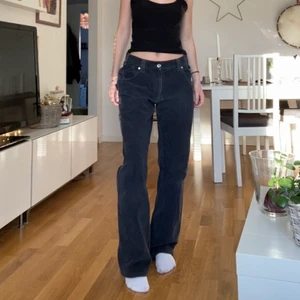 Cargopants - Säljer mina skitsnygga lowwaisted ”cargopants”! Det står ingen storlek men då de har ”spännen” på sidorna går storleken att justera och skulle säga att de passar runt w26-w30. Säljer endast vid bra bud då jag verkligen älskar dessa❤️‍🩹 skriv privat för fler bilder/mått! BUD: 230kr