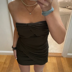 mörkgrön zaraklänning - såå snygg mörkgrön zara klänning som är slutsåld , går att ha på två olika sätt som jag visar på bilderna :) använd en gång så helt som ny! 😇