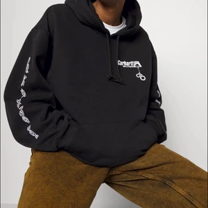 Carhartt hoodie - Jättesnygg och skön oversized hoodie från Carhartt, med tryck på baksidan. Helt ny aldrig använd i storlek S. Nypris 1249kr 