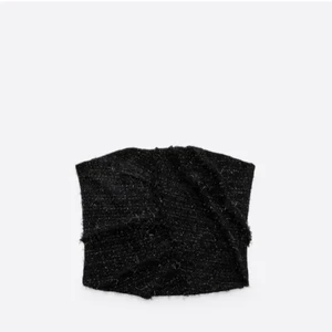 ZARA FEST TOPP - Hejsan! Jag säljer denhär supersnygga fest toppen som aldrig är använd, med lamporna kvar från Zara (alla bilderna är lånade!)❤️ den är i storlek L men då den är ganska liten i storleken så passar den S/M. Skit snygg passform och är perfekt för fest!! Köpare står för frakt❤️❤️ LAGT BUD LIGGER!!