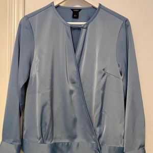 Blus - Ljusblå härlig blus i siden look, fina detaljer 