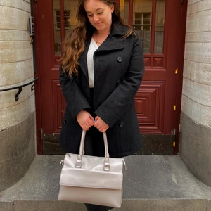 Svart kappa i ull - Rejäl och tung kappa i ull. Köpt secondhand men i gott skick. Storlek 50, från JP.