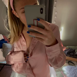 Oversized Rosa silkesskjorta - Rosa silkesskjorta från Gina Tricot. Strl 40 så när den som oversized. Endast använd en gång. Köpt för 349:-. Säljer för 100