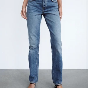 Jeans Mid Rise straight  - säljer dessa populära och slutsålda zara jeansen då de inte kommit till användning (som nya)! storlek 36 men skulle säga att de hade passat en 34 också 🤍 