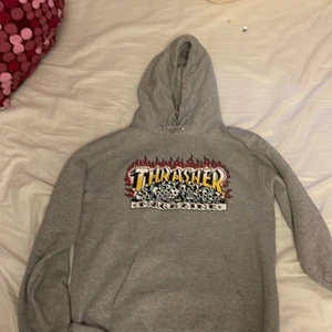 Thrasher tröja  - Säljer min fina thrasher tröja då den inte kommer till användning längre Inge fel på trycker å självaste tröjan är i bra skick ä. Ny pris 1200kr 💕köparen står för frakt💕 dm om du är intresserad ☺️