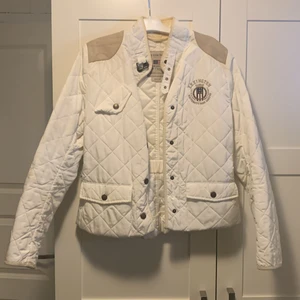 Lexington jacka - En vit tunn jacka med beiga detaljer i fint skick!