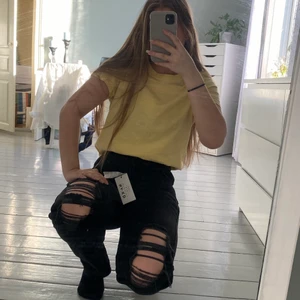 Slitna svarta jeans - Snygga svarta jeans med slitningar. Rak modell. Storlek 36. Sitter jättefint, men kommer tyvärr inte till användning. Helt oanvända, endast testade. Lappen är kvar. Ordinarie pris 399kr. 🦋