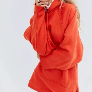 Hoodie oversized - Jag säljer en populär röd hoodie i mycket bra skick. Den är helt oanvänd. Tyvär är plagget lite för stort för mig, hade helt enkelt velat beställa en mindre men den är slutsåld. Kontakta om du är intresserad :)