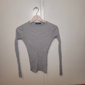 Ribbad långärmad - Grå ribbad tröja