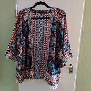 AMISU kimono kaftan One size - Färgglad mönstrad kimono/kaftan med tofsar. Superfint skick, aldrig använd. 