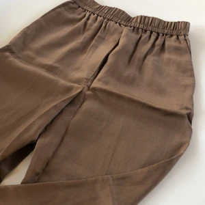 Byxor från & other stories - Nyskick! Aldrig använda brallor från & other stories med prislapp kvar. Strl 38.