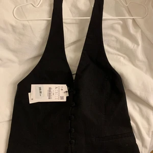 Så snygg halterneck kostymtopp från zara - Så snygg! Aldrig använd då den är för stor. Den är i storlek L (relativt liten i storleken) jag har S vanligtvis som referens❤️🙏🏼