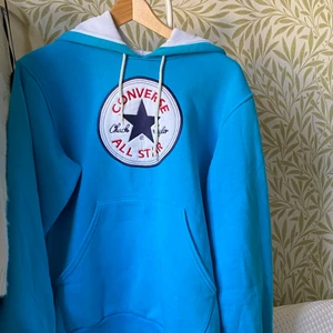 Converse hoodie  - ❤️‍🔥Säljer min äkta Converse hoodie, tillverkad i Nordamerika. En favorit som används med jämna mellanrum, men som behållt fin kvalite. Den är endast lite sliten i smörerna och materialet men det finns inga märkbara brister. Fraktkostnad kan variera.❤️‍🔥