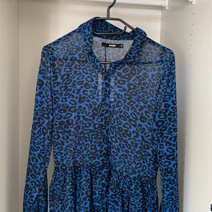 Bikbok klänning strl xs - En klänning som jag har köpt som aldrig kommit till användning, väldigt fin, lång fin sommarklänning och prislappen sitter fortfarande kvar, då jag känner att det inte är min stil.