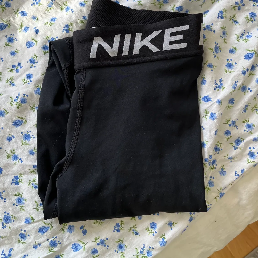 Ett par svarta tights Nike PRO i storlek xs. Tyget är tunt över vaderna, nästan som ett nät. Använda en gång men insåg då att jag inte gillade hur de satt på mig. Annars är det riktigt bra tighstmaterial som gör rumpan fin. . Farkut & Housut.