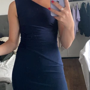 Balklänning one shoulder med slits - Säljer min otroligt fina balklänning som är använd 1 gång. En fin slits och en one shoulder. Framhäver kurvorna väldigt fint. Storlek UK 8 och som jag får fram de så är det st 38 men skulle mer säga att den passar 34-38❤️nypris 900kr köp för 566kr