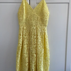 H&M klänning  - Använd 1 gång. Inköpt för 799kr.