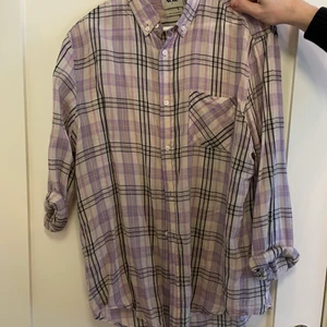 Skjuta från Acne  - Skjorta från Acne. Funkar lika bra till henne som honom 